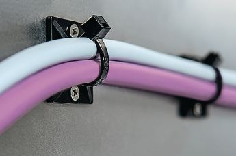 Завинтващи се кабелни свързващи скоби