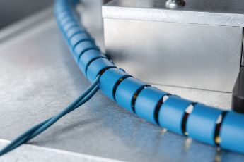 Modra kabelska cev s kovinskimi delci, ki omogočajo zaznavanje