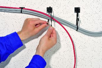 Някои продукти за управление на кабели могат да се комбинират с кабелни връзки - Q-Mounts са един пример.
