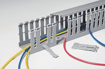 Execute uma instalação de quadro elétrico de qualidade com calhas para fios HelaDuct