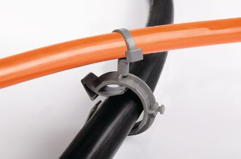 O clip de cabo para tubos proporciona uma flexibilidade perfeita de encaminhamento de cabos