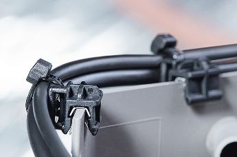 Clips de fixação em bordas para encaminhamento seguro de cabos