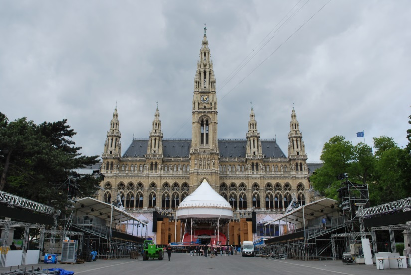 Die aufwendigen Aufbauarbeiten des Life Ball 2013 vor dem Wiener Rathaus.