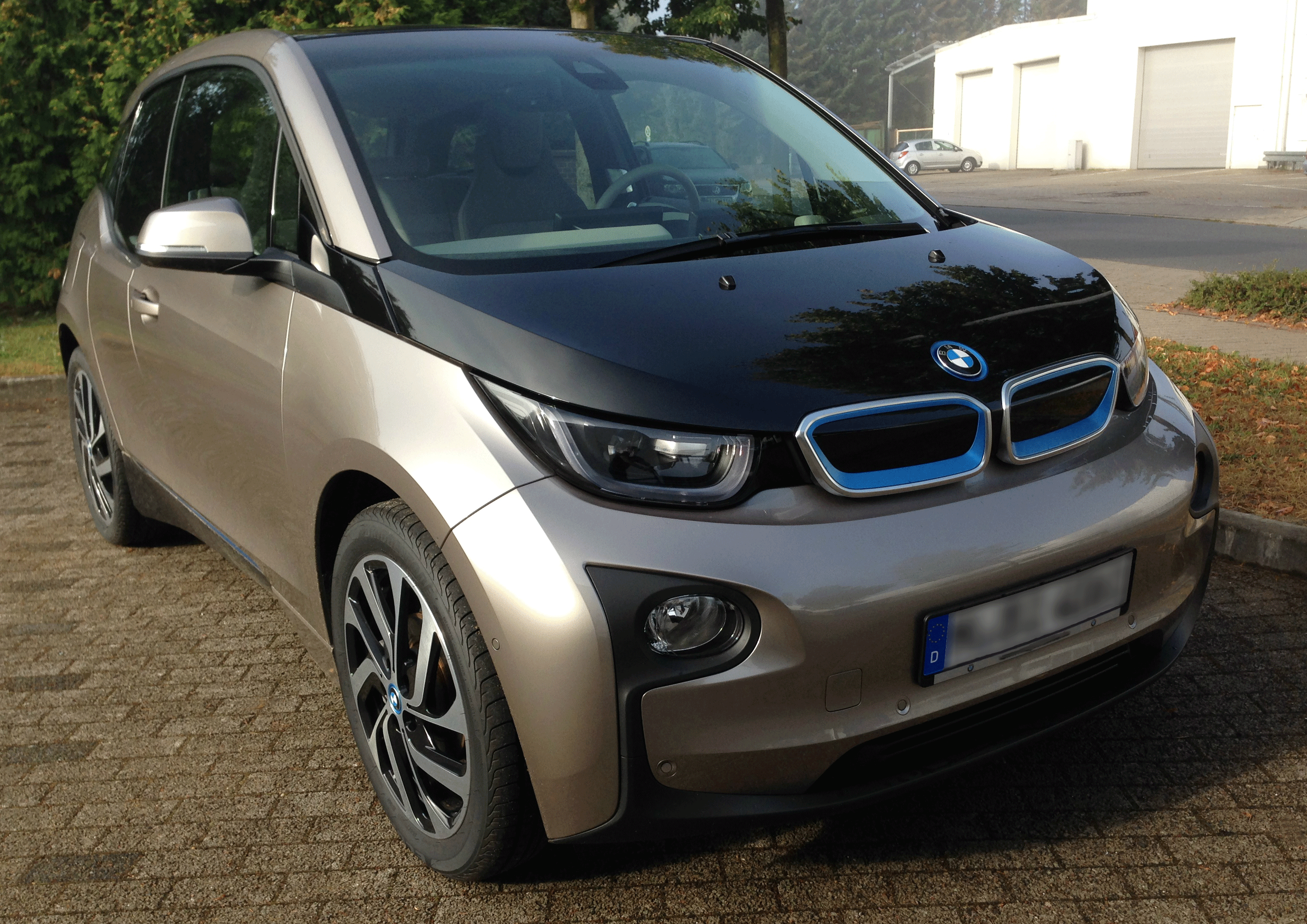 Orangene Warmschrumpfschläuche von HellermannTyton sind unter anderem im BMW i3 verwendet