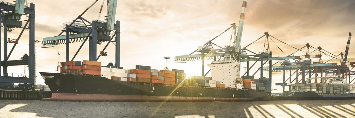 A HellermannTyton minősített termékeket kínál a hajók bekábelezéséhez Robusztus kábelvezetés konténereket szállító hajókhoz is