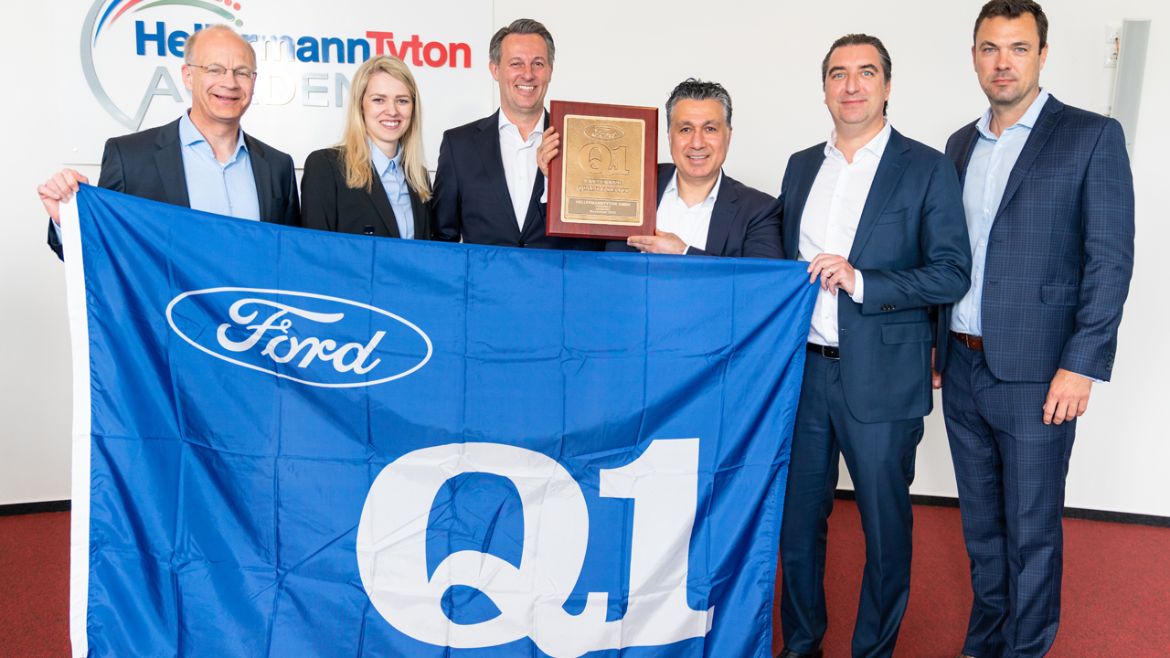 Zdeněk Kolářský, Ford Motor Company (pictured left), presents the Ford-Q1 Award to Oliver Zimmermann, Managing Director, HellermannTyton Germany.
