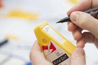 Etiquetas adesivas e etiquetas autolaminadas para marcação manual de cabos RiteOn da HellermannTyton