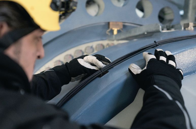 Técnico que trabaja en un aerogenerador