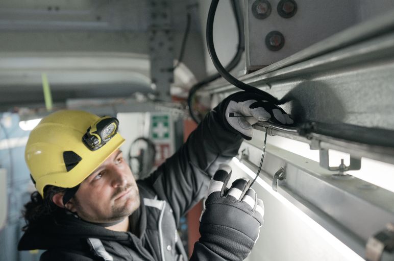 técnico que trabaja en un aerogenerador