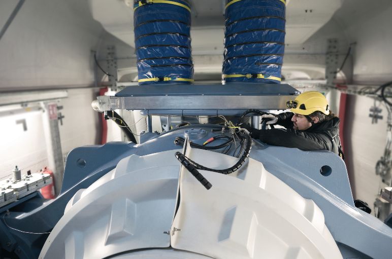 técnico que trabaja en un aerogenerador