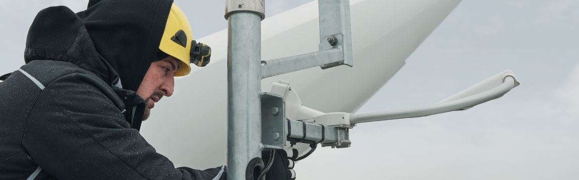 técnico que trabaja en un aerogenerador