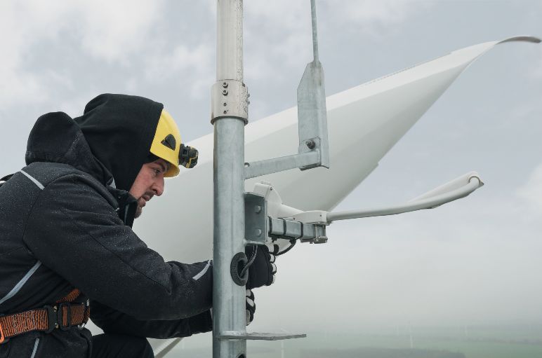 técnico que trabaja en un aerogenerador