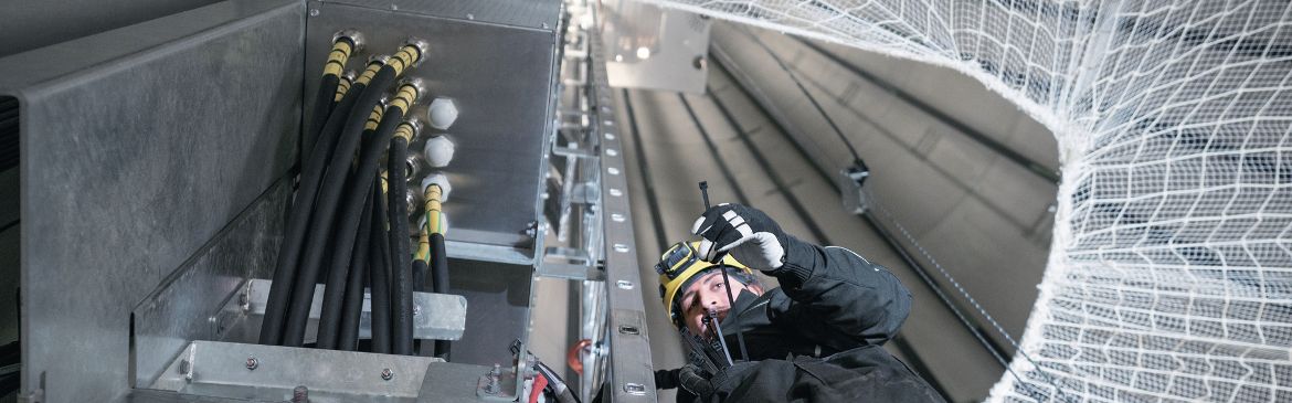 técnico de aerogeneradores comprueba la brida de cables