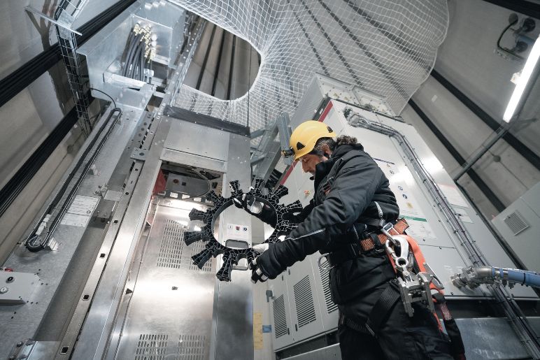 Técnico de turbinas eólicas verifica o espaço de manobra