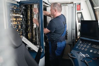HellermannTyton предлага гама от продукти за управление на кабели при изграждане на контролни шкафове