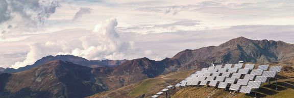 Panel solar en la montaña