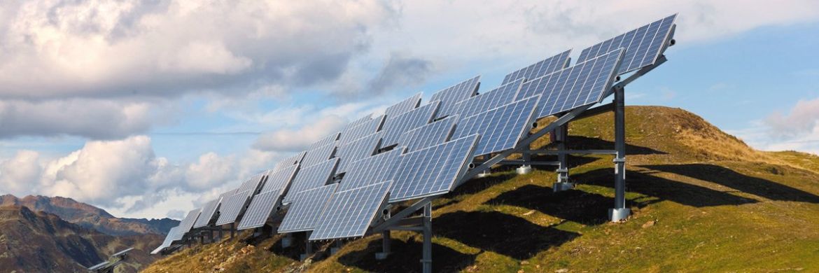 Panel solar en las montañas con sombra