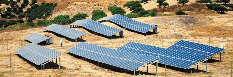 Panel solar en una colina