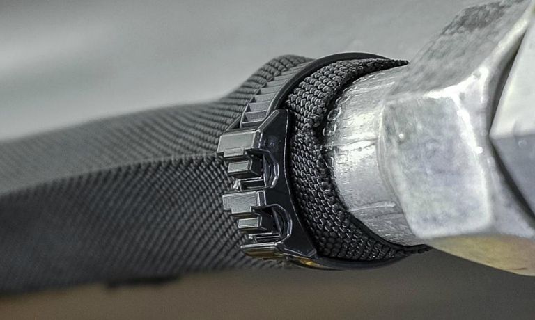 Fastening of a burst protection sleeve by the resistant Robusto cable tie.