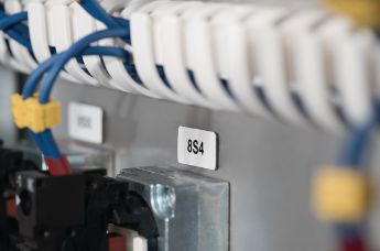 Společnost HellermannTyton nabízí také samolepicí etikety pro průmyslové označování ovládacích panelů.