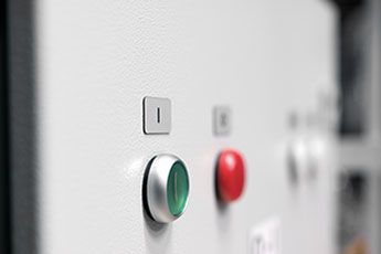 Iidentificación y enrutamiento de cables en paneles eléctricos