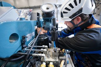 cable bundling in wind turbines with vibration-resistant clamps