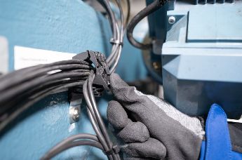 Cable clamps for wind turbines