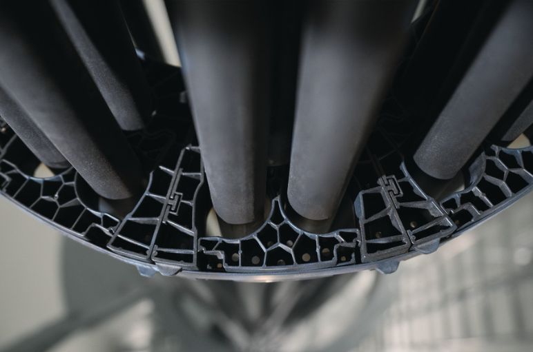 Loop spacer for individual power phases, use in wind turbine cable management
