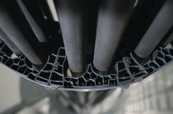 Loop spacer for individual power phases, use in wind turbine cable management