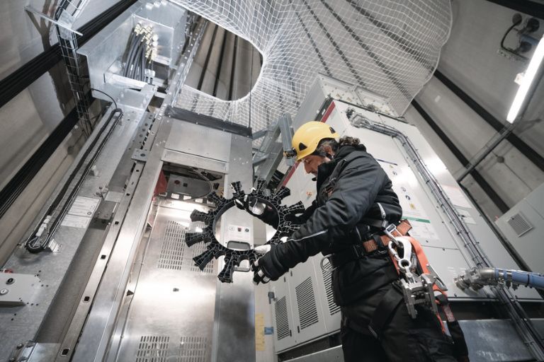 Loop spacer for optimising cable management of individual power phases
