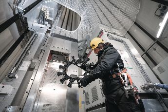 Loop spacer for optimising cable management of individual power phases