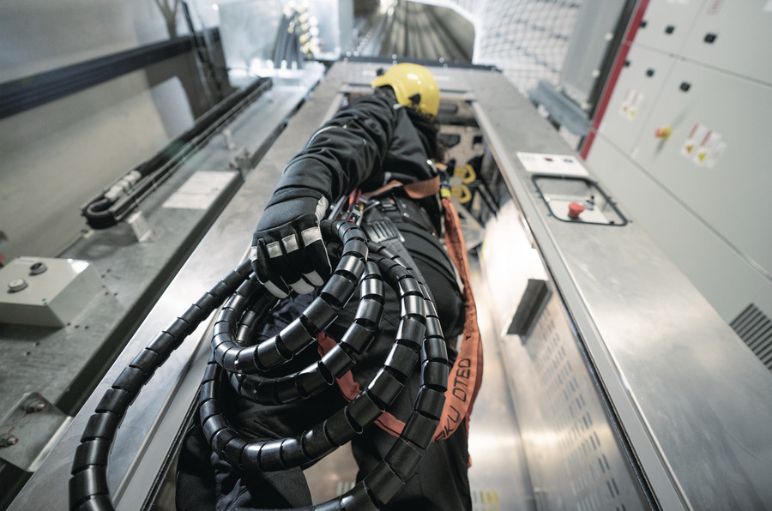 Cable sleeves for torsion protection
