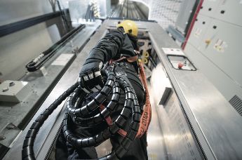 Cable sleeves for torsion protection