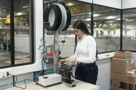O femeie care folosește un sistem automat pentru colierele de plastic ATS flex