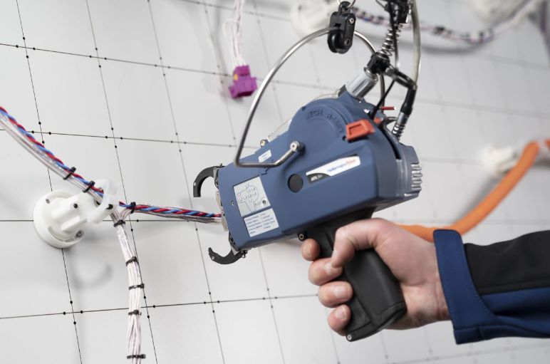 Cable tie guns for optimal tensioning and smooth cutting of cable ties
