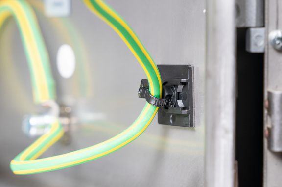 Rotatable cable tie mount: Swivel Mount