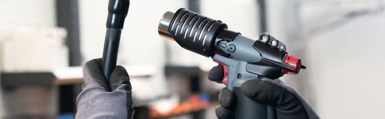 HellermannTytons CHG900 ledningsfri varmepistol et et letvægts værktøj til krympning i varmekrymp applikationer, der ikke nødvendigvis er lettilgængelige.able hot-air tool for shrink applications in remote locations that are off the grid.