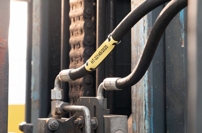 UV-stable wire tags in ladder-style format