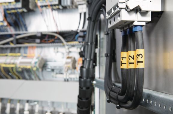 Kablo tanımlama için ısı ile büzüşen etiketler