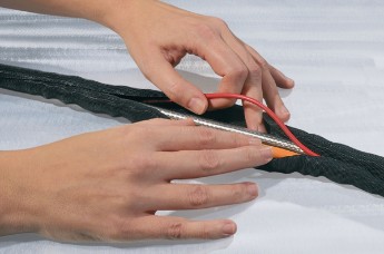 Preprosta ideja za namizno urejanje kablov: samozapiralni rokav Twist-In.