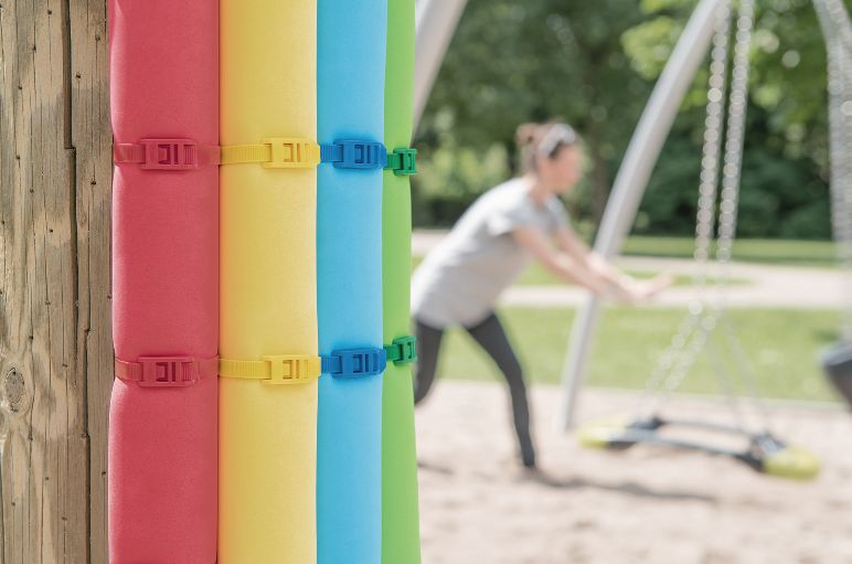 Na dětských hřištích se často používají vázací pásky s nízkoprofilovou hlavou, nejen kvůli různorodosti barev.