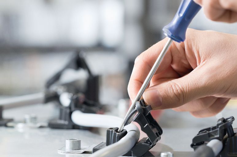 Ratchet P-Clamp -abrazaderas recuperables para cables HellermannTyton
