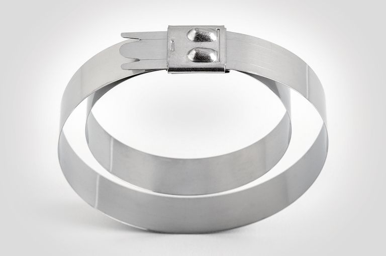 HellermannTyton ofrece diversas bridas de acero inoxidable, especialmente utilizadas en barcos, túneles, minas y en la industria petroquímica.