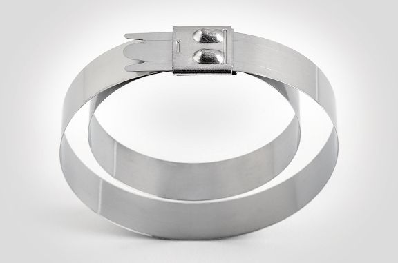 HellermannTyton ofrece diversas bridas de acero inoxidable, especialmente utilizadas en barcos, túneles, minas y en la industria petroquímica.