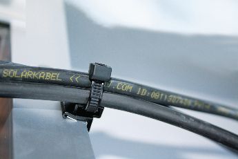 Clips resistentes a rayos UV para plantas solares