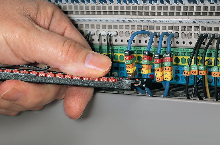Utilice el aplicador para simplemente colocar el marcador WIC en su cable
