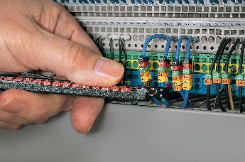 Utilice el aplicador para simplemente colocar el marcador WIC en su cable