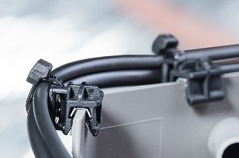 El EdgeClip es un elemento de fijación de precintos de 2 piezas con garras entrelazadas para bordes planos.