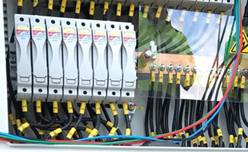 EdgeClip para fijar cables a los bordes de los paneles solares