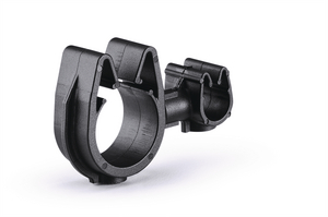 Um clipe de encaminhamento duplo rotativo que mantém dois encaminhamentos seguros e separados.